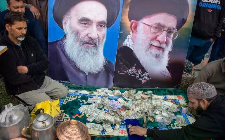 Người dân Kashmir quyên góp tiền vàng, trẻ em đập lợn đất ủng hộ Iran