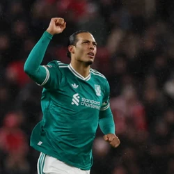 HIGHLIGHTS: Van Dijk toả sáng, Liverpool chỉ còn cách MU 3 điểm 