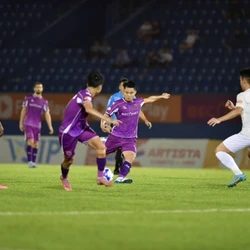 HIGHLIGHTS: Tuyệt phẩm của Ngô Tùng Quốc giúp Becamex TPHCM thắng đẹp Hà Tĩnh 