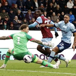 HIGHLIGHTS Burnley 3-4 Brentford: Rượt đuổi điên rồ ở Turf Moor