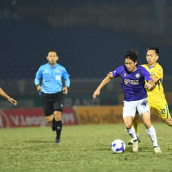 HIGHLIGHTS: Hùng Dũng nhận thẻ đỏ, CLB Hà Nội vẫn đả bại SLNA