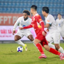 HIGHLIGHTS: Nguyễn Xuân Son im tiếng, Nam Định rơi điểm phút bù giờ trước Hà Tĩnh 