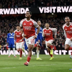 HIGHLIGHTS : Arsenal ngược dòng đánh bại Chelsea, vững ngôi đầu bảng 