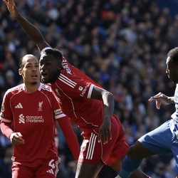 HIGHLIGHTS: Liverpool thua sốc Brighton, lỡ cơ hội bám đuổi MU 