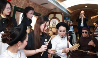 Thí sinh 'Tiếng hát Hà Nội 2025' hát xẩm trên chuyến tàu di sản