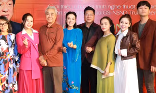 Học trò nhiều thế hệ chung tay làm điều đặc biệt cho cố GS. NSND Trung Kiên trước Ngày Nhà giáo Việt Nam