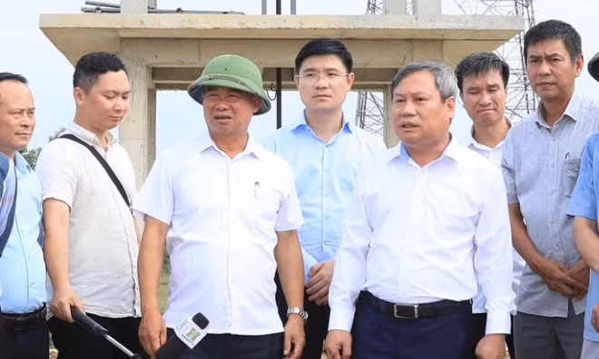 Chủ tịch Hà Nội kiểm tra tại nơi có hơn 1.600 người bị cô lập do mưa lũ