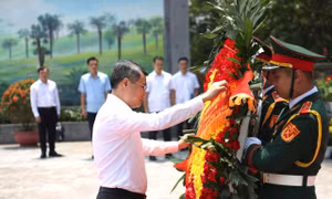 Thủ tướng dâng hương tưởng niệm Anh hùng liệt sĩ, tri ân Mẹ Việt Nam anh hùng tại Phú Thọ