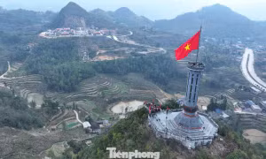 Thiêng liêng lễ Thượng cờ nơi cực Bắc ngày mùng 1 Tết