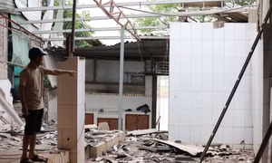 Sụt lún bất thường ven sông Thao, nhiều nhà nứt toác, chính quyền phải lập chốt dã chiến