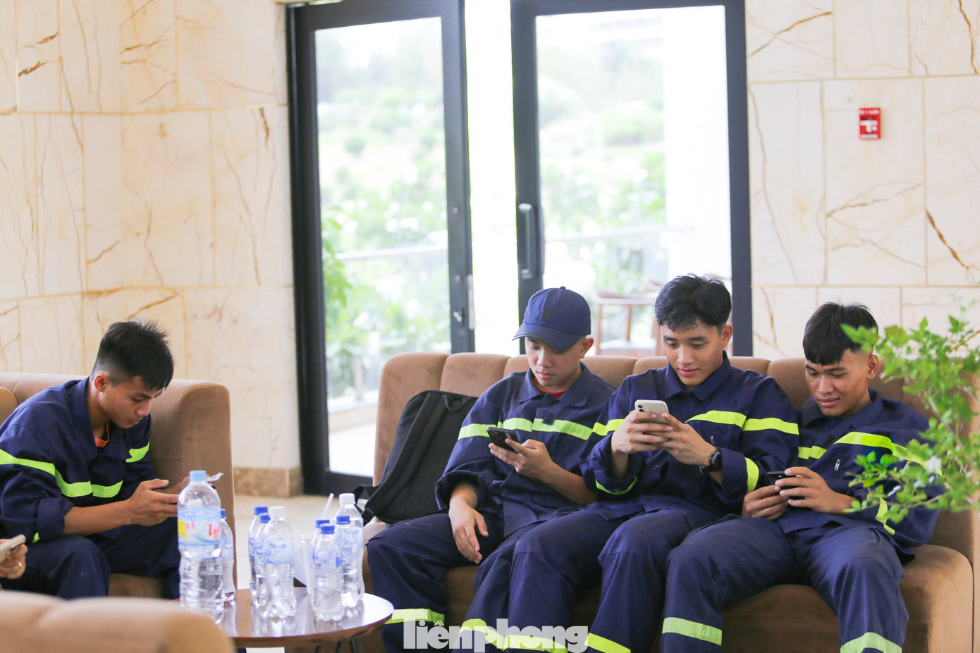 Phút giây nghỉ trưa của anh em Đội chữa cháy và cứu hộ cứu nạn khu vực số 3. Ảnh: Trương Định tp-cs1.jpg
