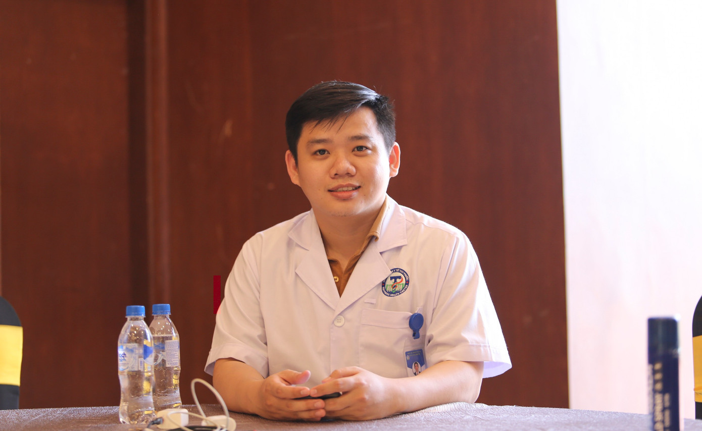 Bác sĩ Mai Văn Nguyên thường trực hỗ trợ giải đấu. Ảnh: Trương Định cs3.jpg