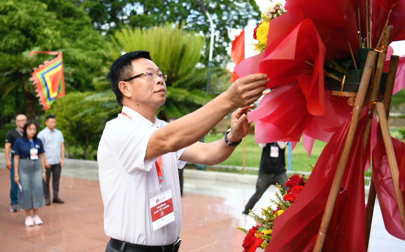 Nhà báo Phùng Công Sưởng - Tổng Biên tập báo Tiền Phong dâng hoa tại tượng đài vua Quang Trung. img-20250818-130443.jpg