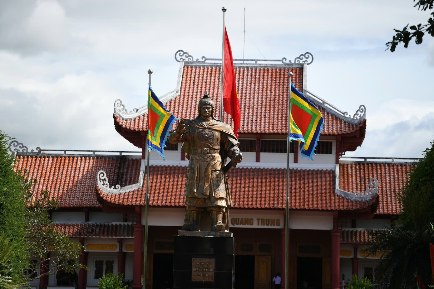 Tượng đài vua Quang Trung trong khuôn viên bảo tàng. tay-son.jpg