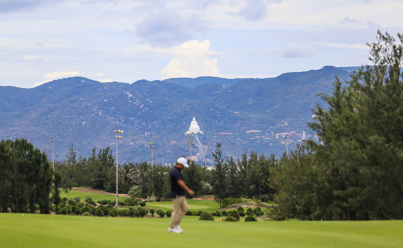 នៅ FLC Golf Links Quy Nhon រាល់ការបាញ់ប្រហារនីមួយៗនាំអ្នកវាយកូនហ្គោលចេញឆ្ងាយពីភាពអ៊ូអរនៃជីវិត ដោយបានជ្រមុជនៅក្នុងលំហធម្មជាតិដ៏ស្ងប់ស្ងាត់ ហើយផ្តោតទាំងស្រុងលើការធ្វើដំណើរដើម្បីយកឈ្នះរន្ធចំនួន 18 ។ img-1277.jpg