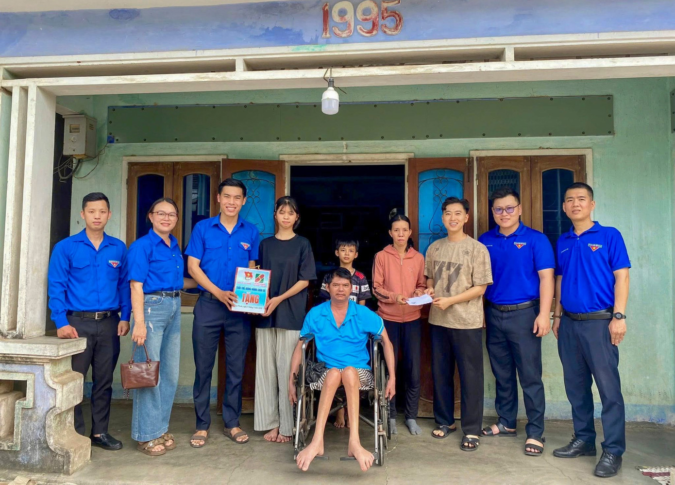 Đoàn Thanh niên xã Tuy Phước phối hợp cùng Chi đoàn Ngân hàng NN&PTNT Việt Nam Tuy Phước - Vân Canh đến thăm tặng quà gia đình em Trương Lê Huyền Trân. d4.jpg