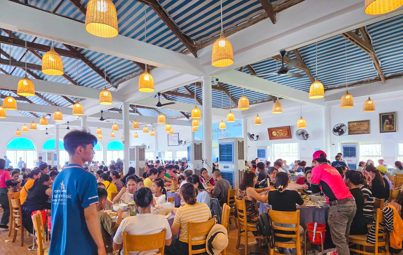Coco Jambo Nhon Ly restaurant has recently attracted a large number of locals and tourists to visit and eat. nha-hang.jpg