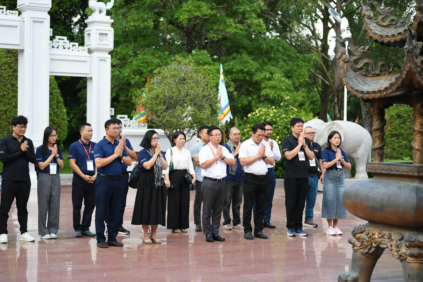 Trong không khí trang nghiêm, đoàn công tác đã dành phút mặc niệm tưởng nhớ công lao to lớn của ba anh em nhà Tây Sơn: Nguyễn Nhạc, Nguyễn Huệ, Nguyễn Lữ dang-huong.jpg