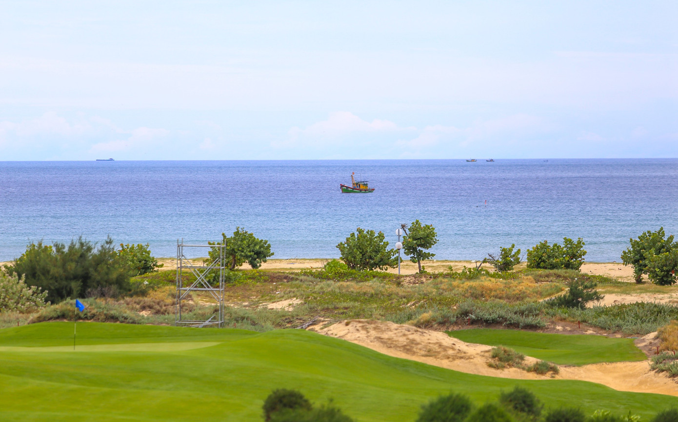 FLC Golf Links Quy Nhon រត់តាមបណ្តោយឆ្នេរ Nhon Ly ពីកំពូលភ្នំខ្សាច់ខ្ពស់បំផុត អ្នកវាយកូនហ្គោលអាចគយគន់ទេសភាពនៃរមណីយដ្ឋាន FLC ឧបទ្វីប Phuong Mai ឬភូមិនេសាទបុរាណ Nhon Ly ដែលជាគោលដៅទេសចរណ៍ដ៏ទាក់ទាញរបស់ Gia Lai នាពេលថ្មីៗនេះ ជាមួយនឹងបរិយាកាសស្ងប់ស្ងាត់ និងច្រេះ។ img-1281.jpg