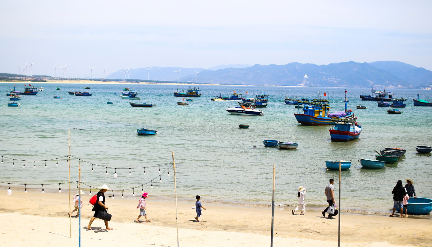 Nhon Ly fishing village is increasingly becoming an attractive destination for tourists inside and outside the province, with majestic natural landscapes such as Eo Gio, Ky Co with rustic, wild but vibrant beauty. d20.jpg