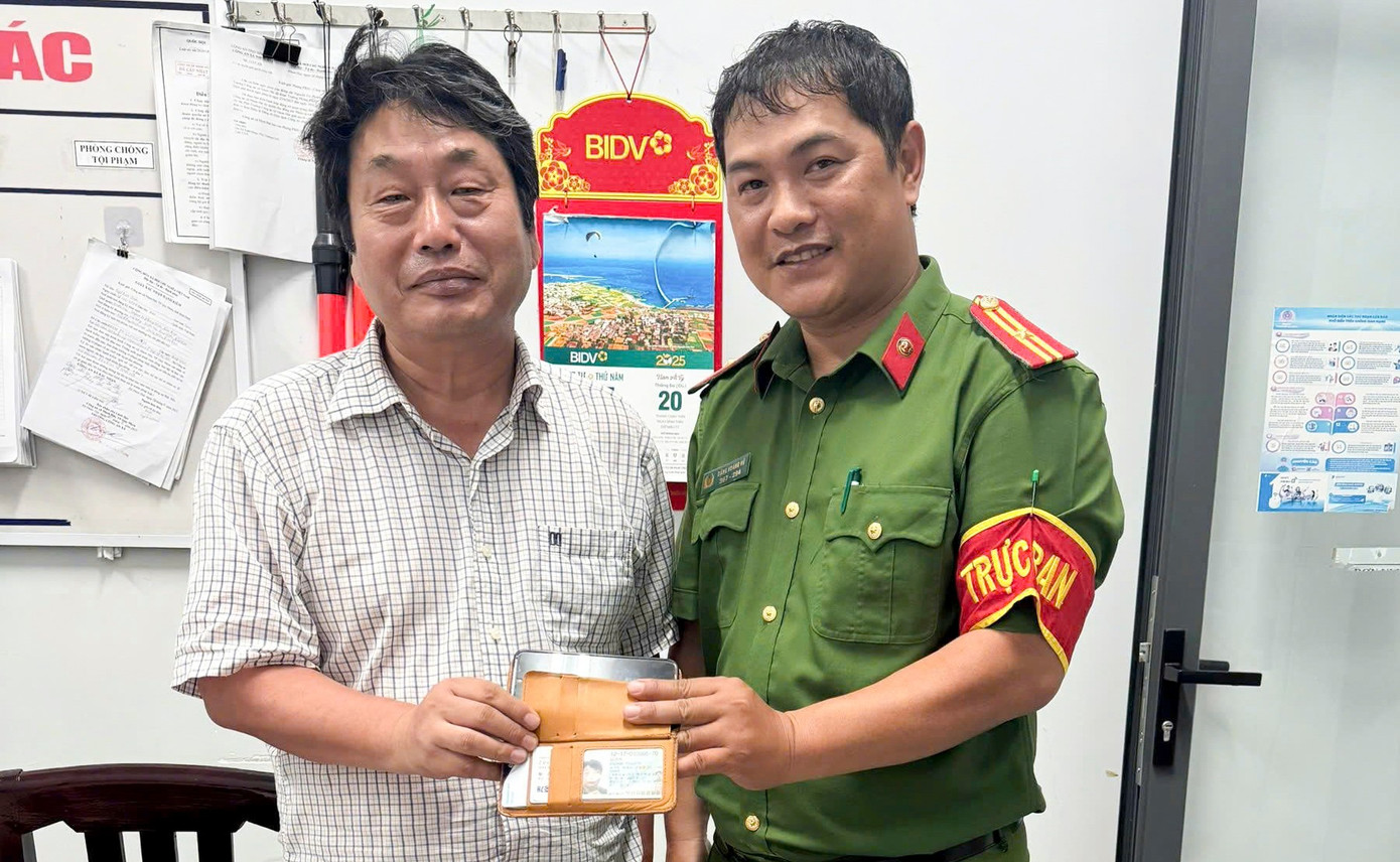 Công an phường Quy Nhơn Đông trao trả lại tài sản cho ông Kim Jin Hak. Ảnh: Công an cung cấp trao-tra.jpg