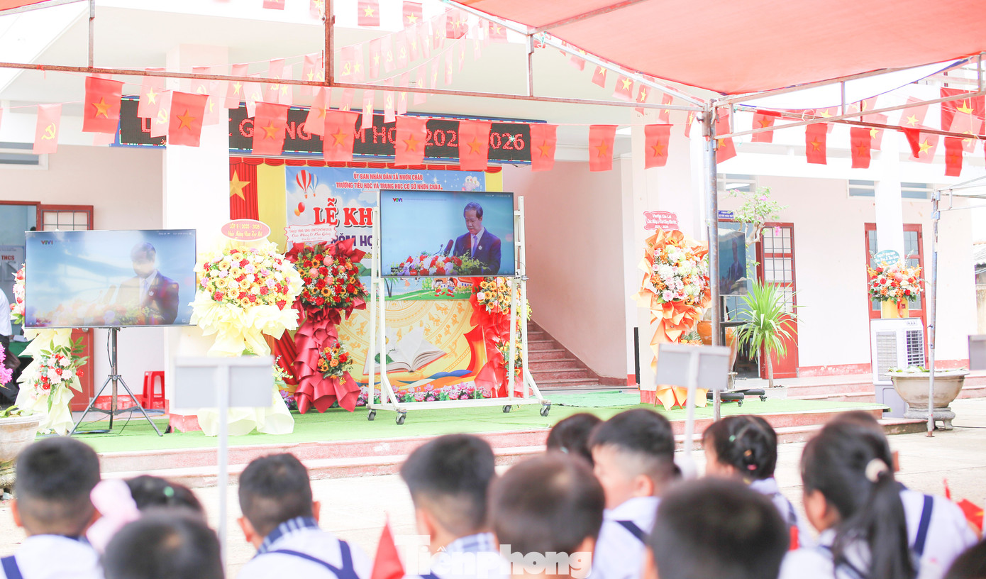 শিক্ষার্থীরা সরাসরি টেলিভিশনে উদ্বোধনী অনুষ্ঠান দেখছে। ছবি: ট্রুং দিন tp-kg16.jpg