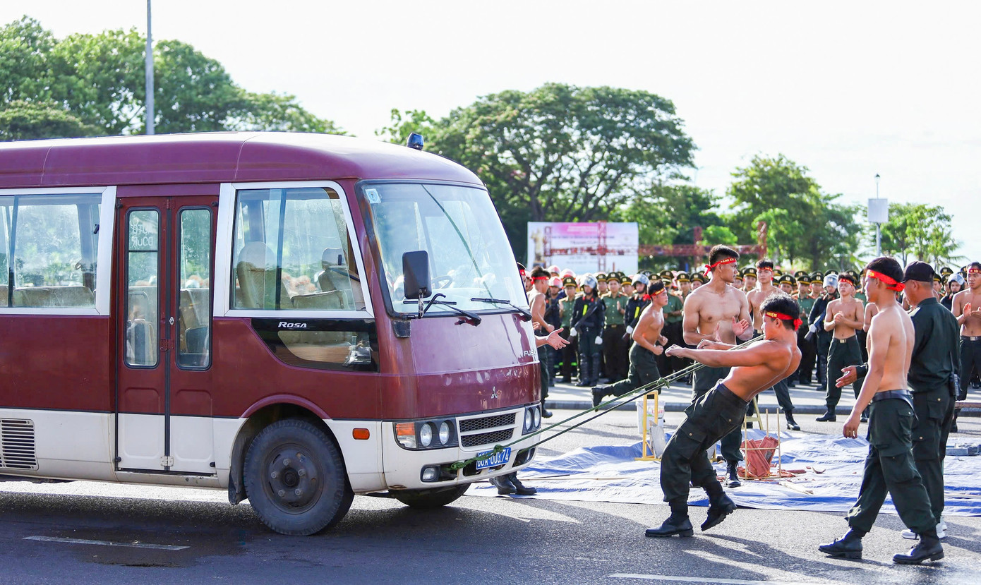 Dùng răng kéo chiếc xe. Ảnh: ND k1.jpg