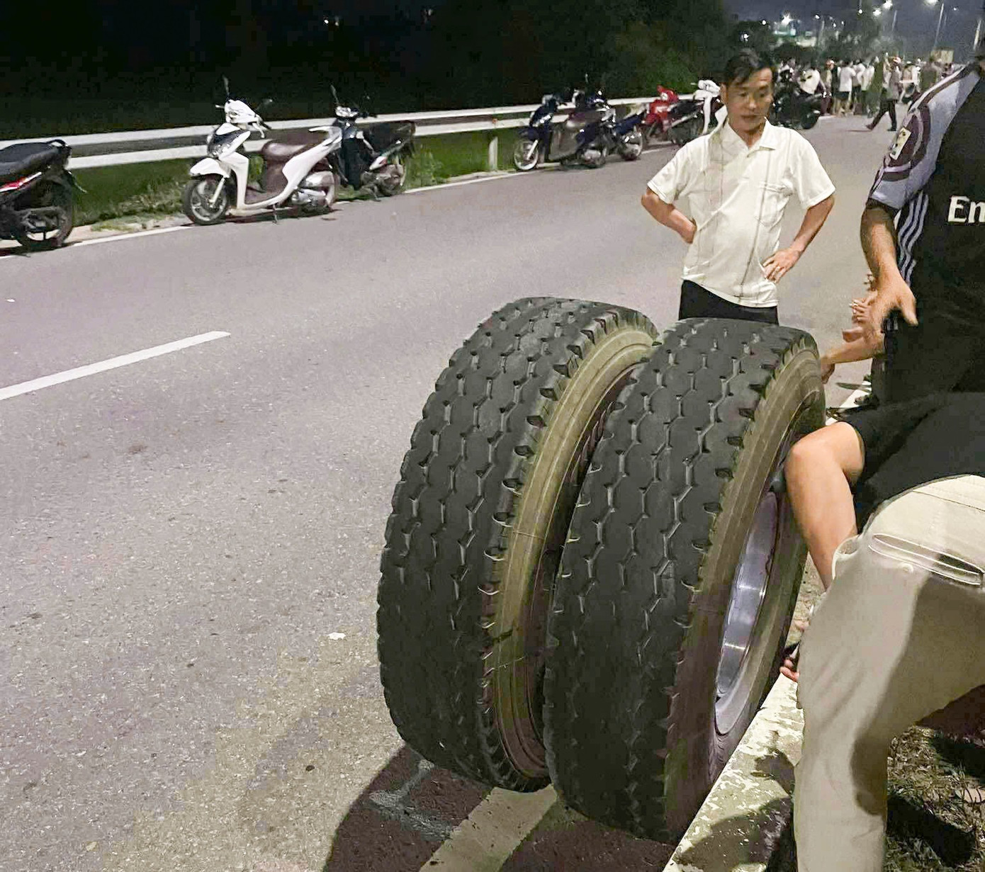 banh-xe-roi-ra-ngoai.jpg