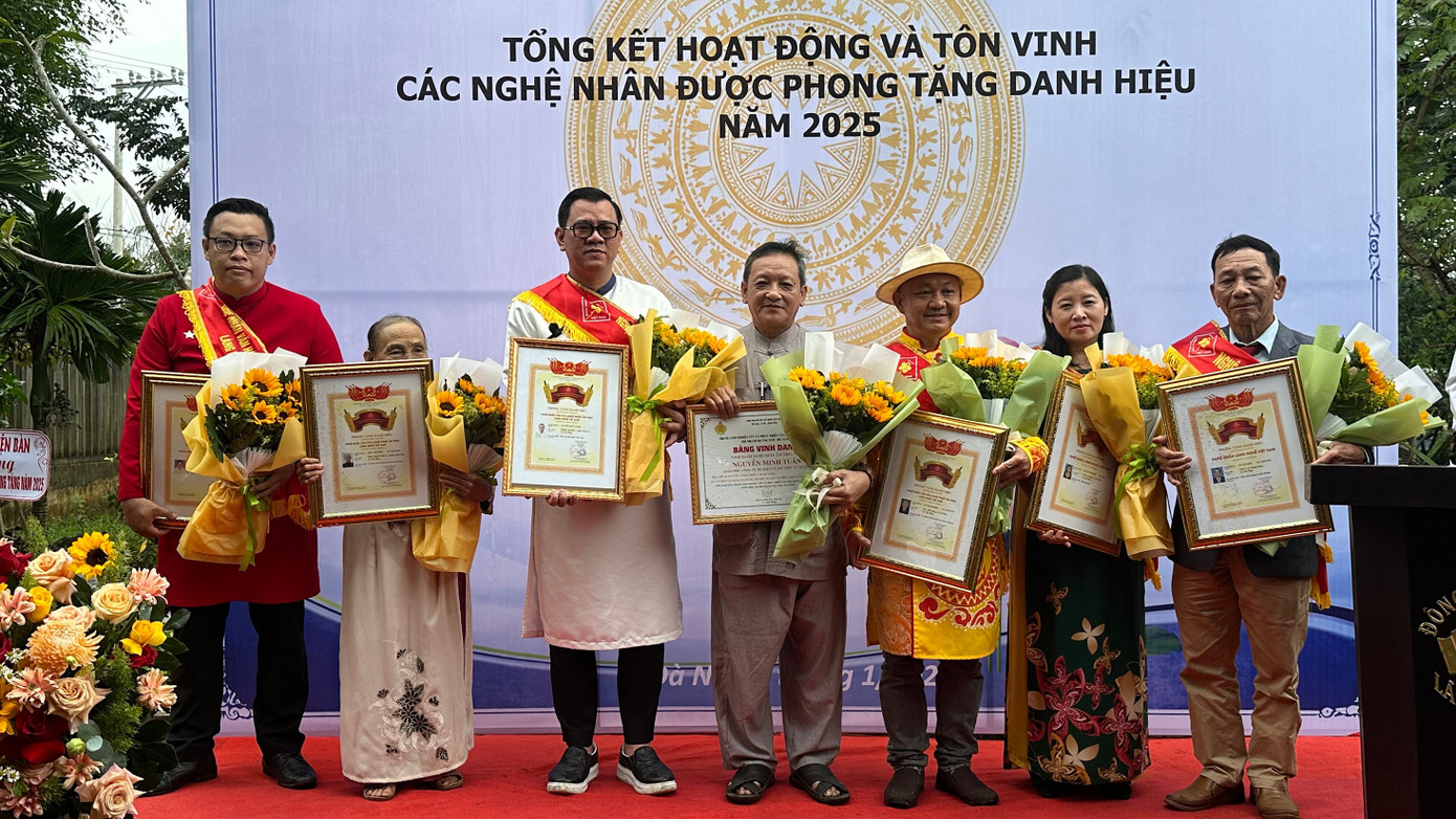 cac-nghe-nhan-duoc-phong-tang-danh-hieu-nghe-nhan-lang-nghe-viet-nam-2025.jpg