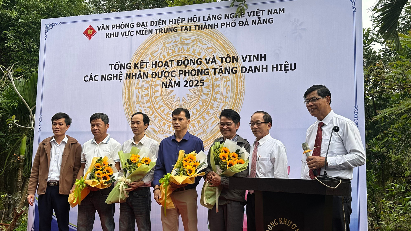 bieu-duong-vinh-danh-4-nghe-nhan-uu-tujpg.jpg