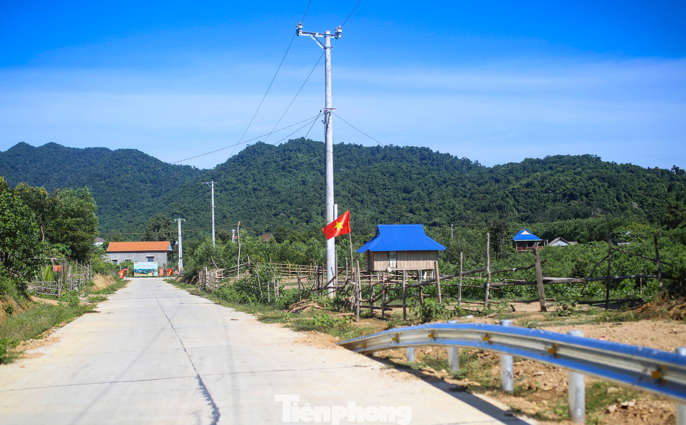 No entanto, desde a construção da estrada intermunicipal que liga a vila de Canh Tien, muitas mudanças positivas ocorreram na vida das pessoas. Foto: Truong Dinh tp-d3.jpg