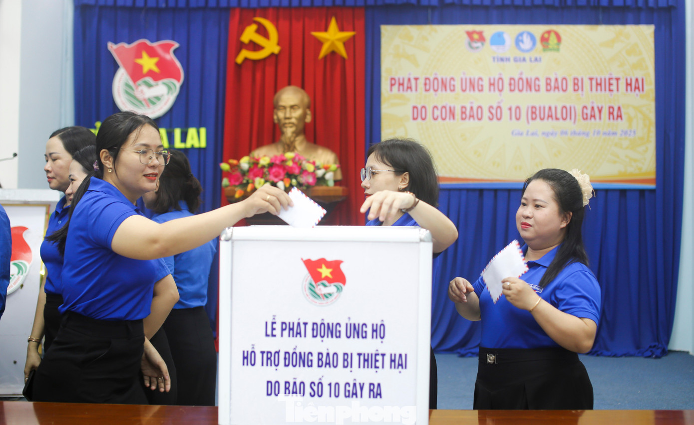 Tuổi trẻ Gia Lai chung tay ủng hộ người dân bị ảnh hưởng bão số 10. Ảnh: Trương Định tp-d3.jpg