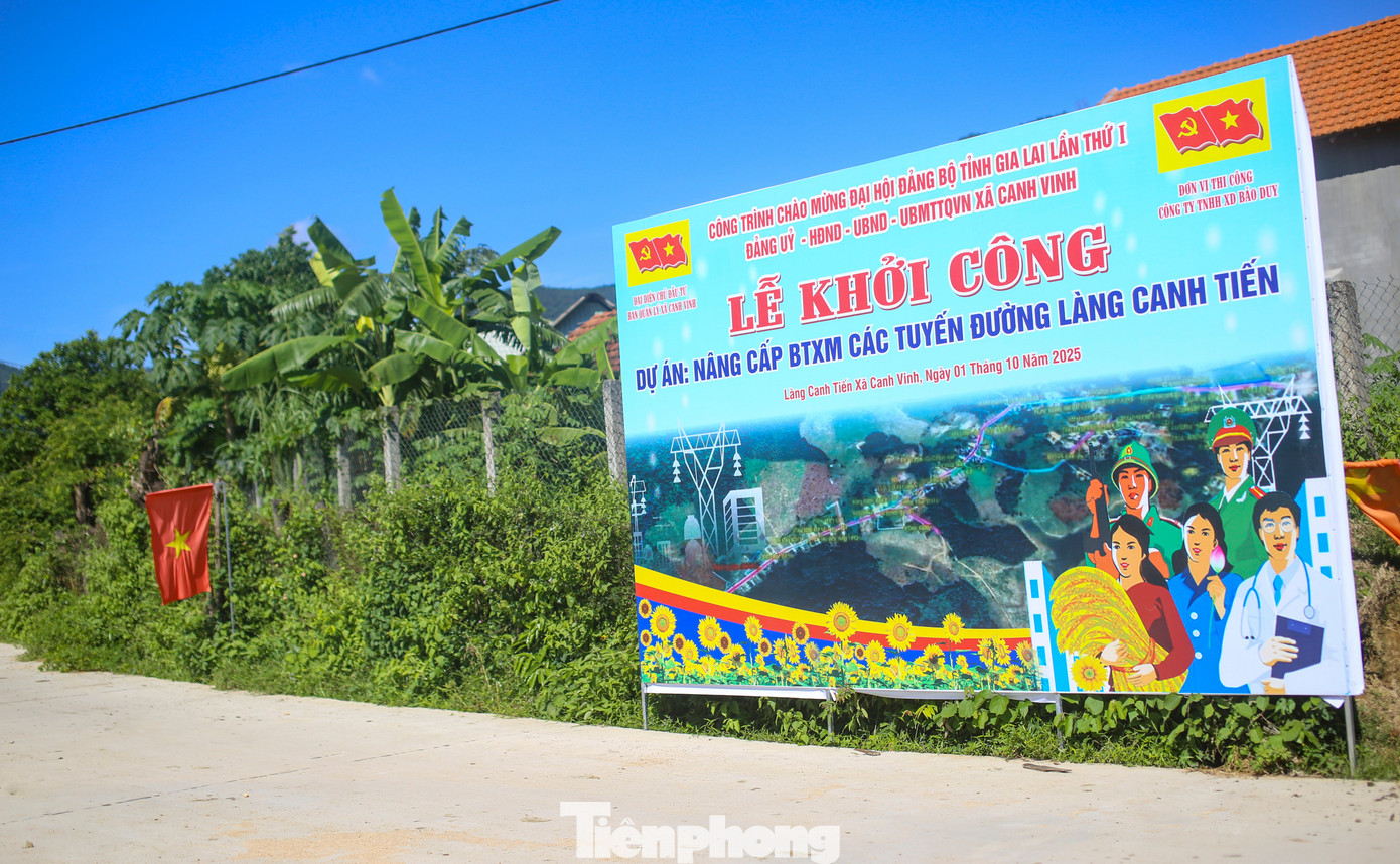 Recentemente, o Comitê Popular da Comuna de Canh Vinh (Gia Lai) também iniciou a construção de uma rota de trânsito na vila de Canh Tien, com uma extensão total de 1,2 km. Segundo os líderes da comuna, após a conclusão, a rota contribuirá para melhorar as condições de viagem, transportar mercadorias e promover o comércio; ao mesmo tempo, abrirá oportunidades para o desenvolvimento do turismo comunitário, explorando paisagens naturais e identidades culturais tradicionais, contribuindo para a melhoria da vida das pessoas. Foto: Truong Dinh tp-d0.jpg