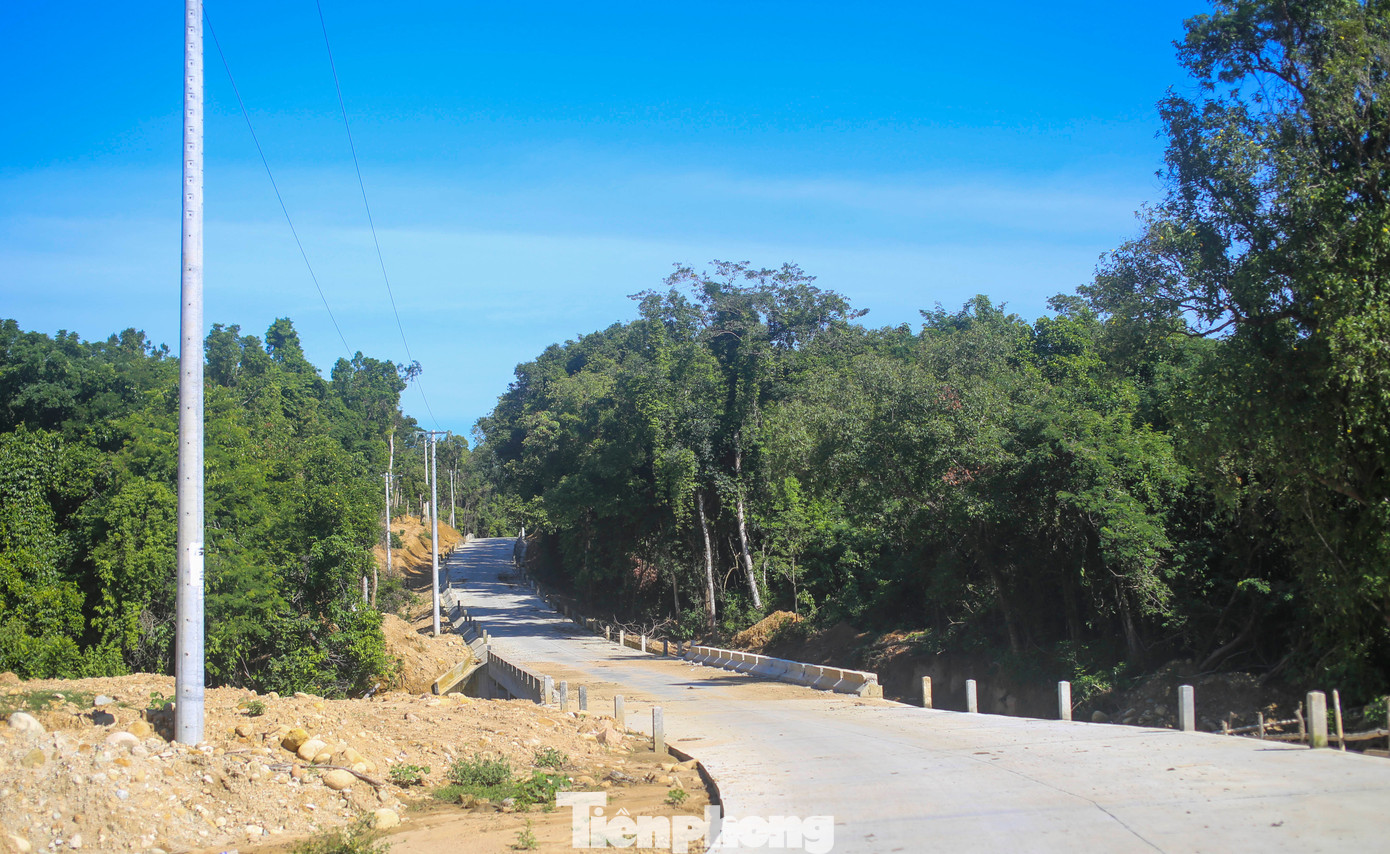 A estrada recém-reformada e reparada para a vila de Canh Tien tem mais de 13 km de extensão, com um investimento total de 156 bilhões de VND, investidos pelo Conselho de Gestão de Projetos de Construção Agrícola e Desenvolvimento Rural da Província de Gia Lai. Foto: Truong Dinh tp-d9.jpg