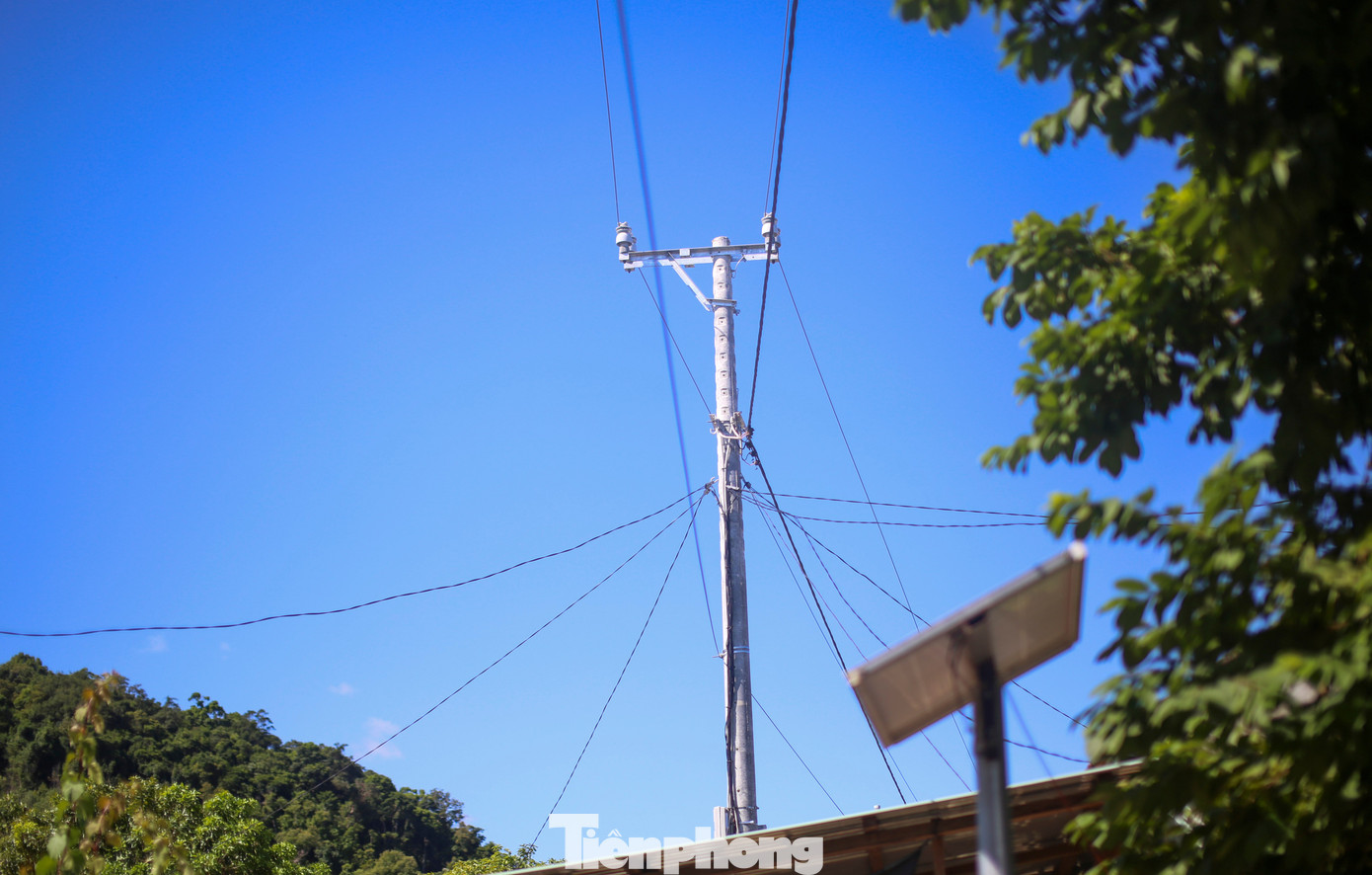 No final de abril, a vila de Canh Tien recebeu oficialmente a rede elétrica nacional, um evento que não só teve importância para a vila, mas também marcou uma grande virada no desenvolvimento socioeconômico local. Foto: Truong Dinh tp-d5.jpg