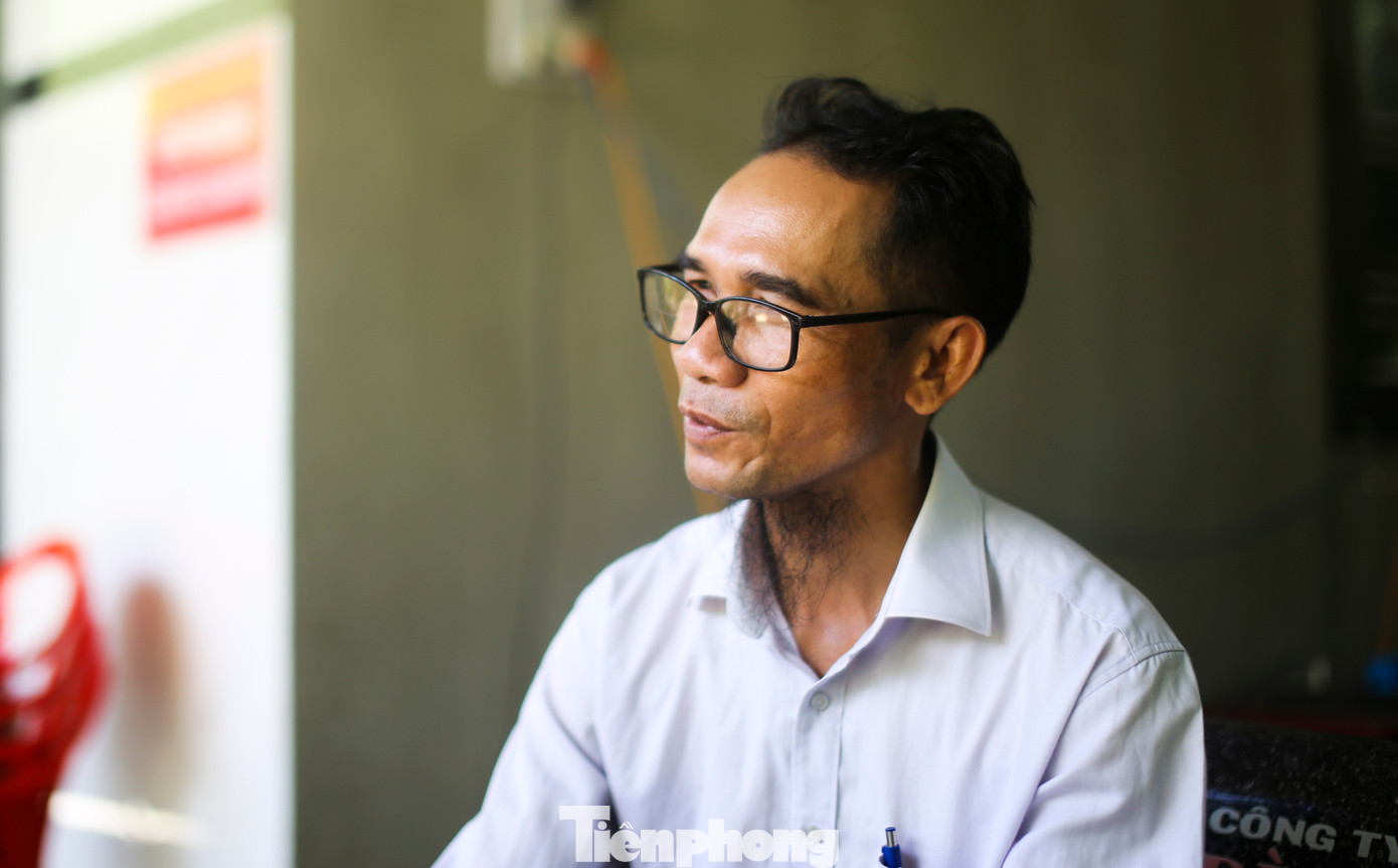 Segundo o Sr. Dinh Van Tao, chefe da aldeia de Canh Tien, antes da existência da estrada, viajar era muito difícil, especialmente na estação chuvosa. As pessoas tinham que atravessar o lago de barco, o que levava muito tempo e enfrentava muitos perigos. Mas, devido ao trabalho, tiveram que ir, pois esta ainda era uma estrada vital. tp-d22.jpg
