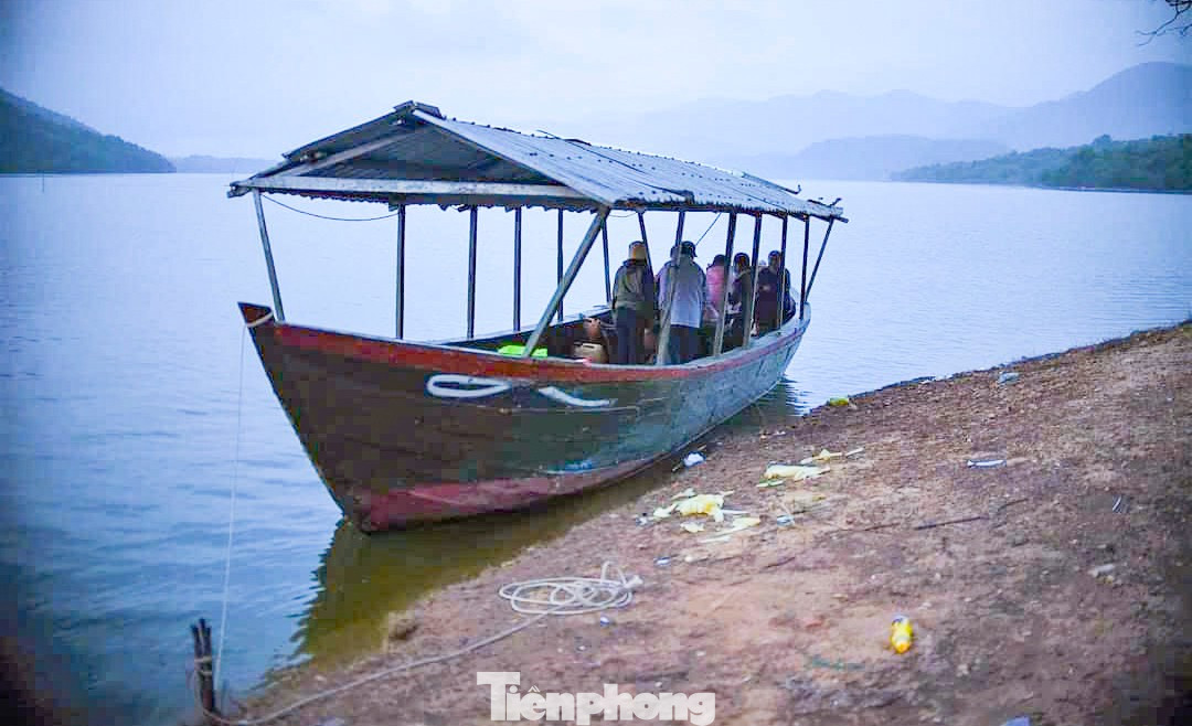 Anteriormente, para chegar à vila, era preciso pegar um barco para atravessar o Lago Nui Mot por mais de 10 km ou atravessar a floresta e o Passo Nha Sam por mais de 3 horas. Foto cortesia. tp-d20.jpg