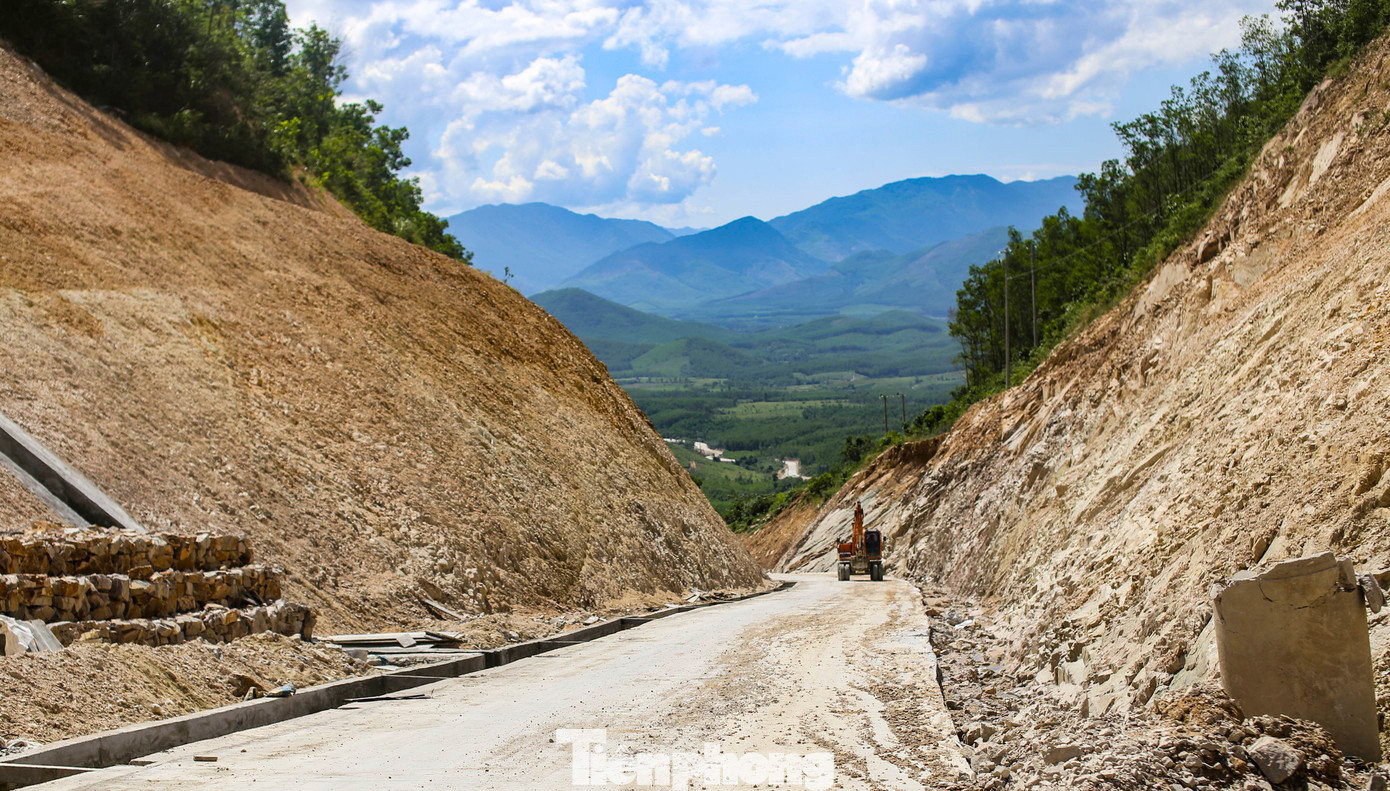 Unidades de construção deslocam com urgência os itens restantes e trabalham na Passagem de Nha Sam. Foto: Truong Dinh tp-d17.jpg