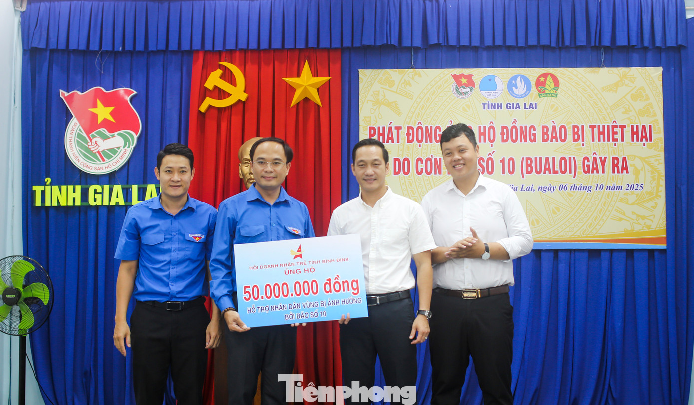 Hội Doanh nhân trẻ Bình Định đã ủng hộ 50 triệu đồng. Ảnh: Trương Định tp-d1.jpg