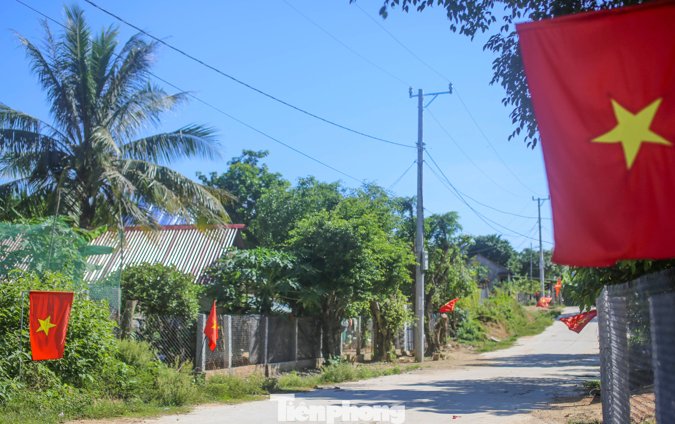 Canh Tien é uma pequena vila escondida entre montanhas escarpadas, o que dificulta o transporte. No passado, para chegar à vila, era preciso pegar um barco para atravessar o Lago Nui Mot por mais de 10 km ou caminhar pela floresta e atravessar o Passo Nha Sam por mais de 3 horas. Foto: Truong Dinh tp-d4.jpg