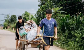 Người dân ngoại thành Hà Nội trở về nhà, khôi phục cuộc sống sau lũ