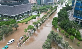  Nhiều nơi chưa thoát ngập, đường phố Hà Nội vẫn như sông