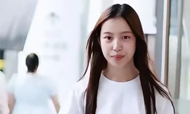 Cận gương mặt con gái Triệu Vy