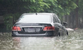 Bao giờ Hà Nội thoát cảnh 'phố biến thành sông' sau cơn mưa?