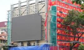 Màn hình LED được lắp đặt khắp các tuyến phố phục vụ người dân theo dõi A80