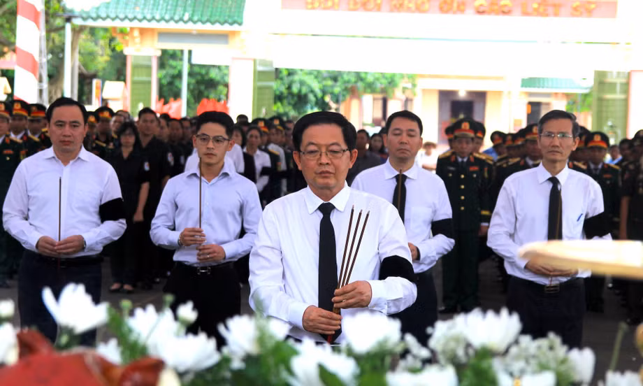 Phó Thủ tướng Chính phủ Hồ Quốc Dũng thắp hương 18 anh linh liệt sĩ tại Nghĩa trang Liệt sĩ Đức Cơ 
