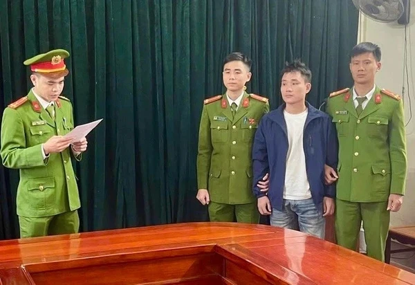 https://cdn.tienphong.vn/images/27e31b68df1425e1f469ea0703e4a9af770575e47275e330d2329ad33ede8f8f523334b6ba8d1025d2c08cf1a51b02d083a0cb36e14a1195002565c06730ca4205745bf6a6c78ab0f8d083733f2f2d61/ban-sao-cong-an-1-21165977.jpg.webp