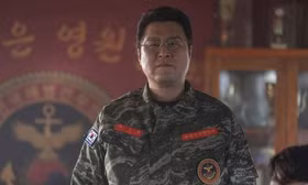 'Ông chú đeo kính' Yoon Kyung Ho: 'Sự nổi tiếng hiện tại của tôi giống như trúng số độc đắc'