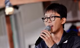 Lim Young Woong dẹp tan sự hỗn loạn bằng giọng hát của mình