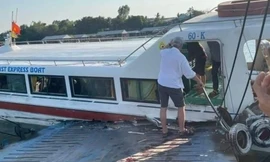 An Giang: Phà va chạm tàu chở khách nước ngoài, ít nhất 5 người bị thương